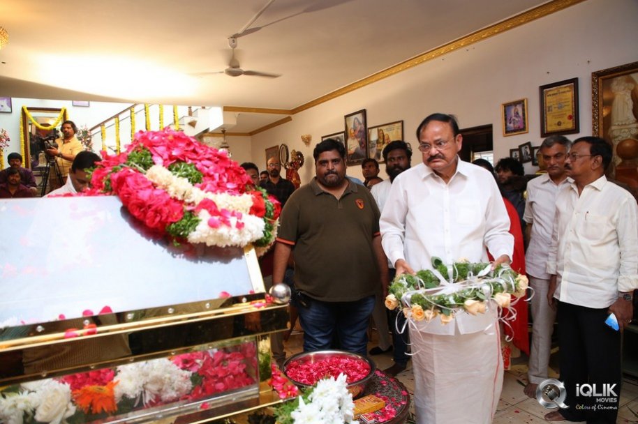 Celebrities-pay-homage-to-superstar-Krishna